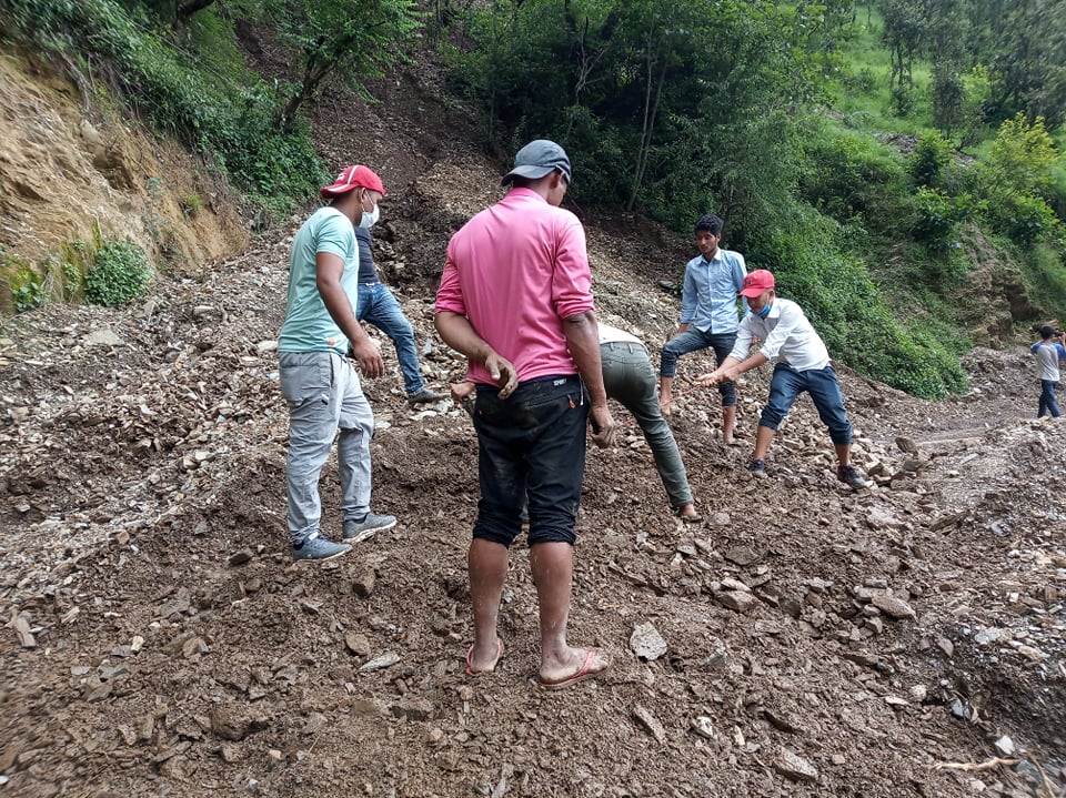 पहिरोले बैतडीको ढोल्यामोड–हाट सडक अवरुद्ध 